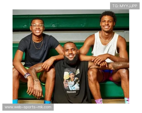 詹姆斯在球迷节现场与小朋友合影并共同庆祝胜利